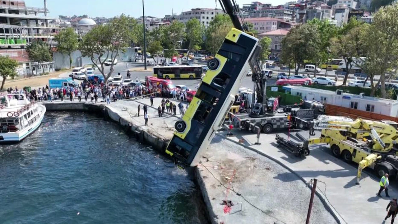 Son dakika! Eminönü'nde İETT otobüsü denize düştü
