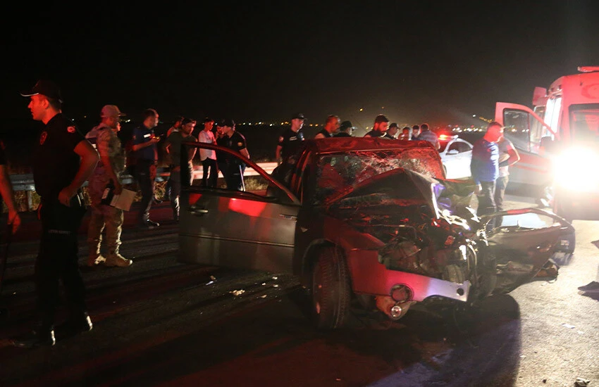 muş'ta 6 aracın birbirine girdiği kazada 3 ölü, 8 yaralı var