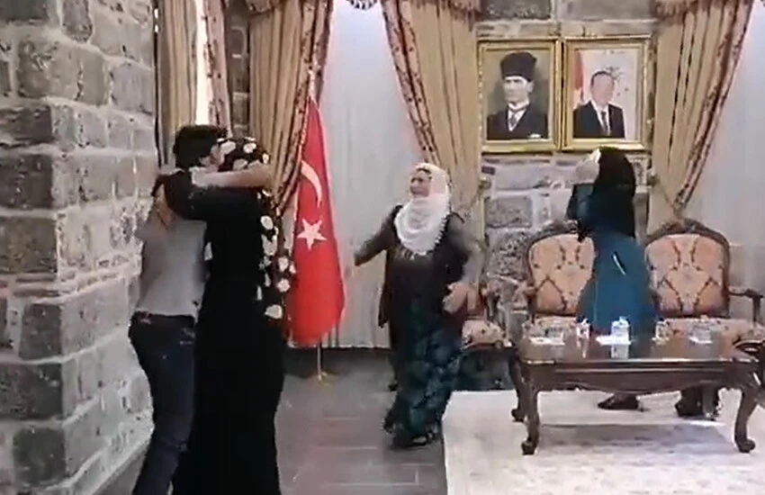 Diyarbakır Annelerinin evlat nöbetleri sonuç veriyor: İki günde iki anne daha evlatlarına kavuştu