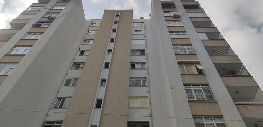 Cinnet getiren adam evi kana buladı! Eşini ve oğlunu öldürdü, kendisi ağır yaralı