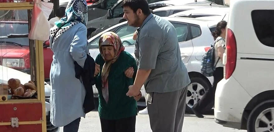 Pişkin taksici kamerada! 'Değişim' dedi, yaşlı kadını taksiye almadı