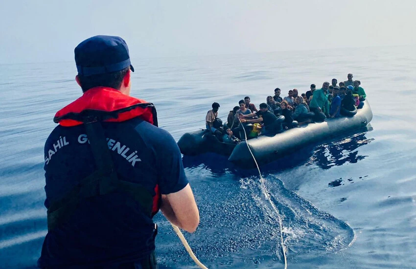 İzmir açıklarında 125 düzensiz göçmen kurtarıldı, 47 düzensiz göçmen yakalandı.