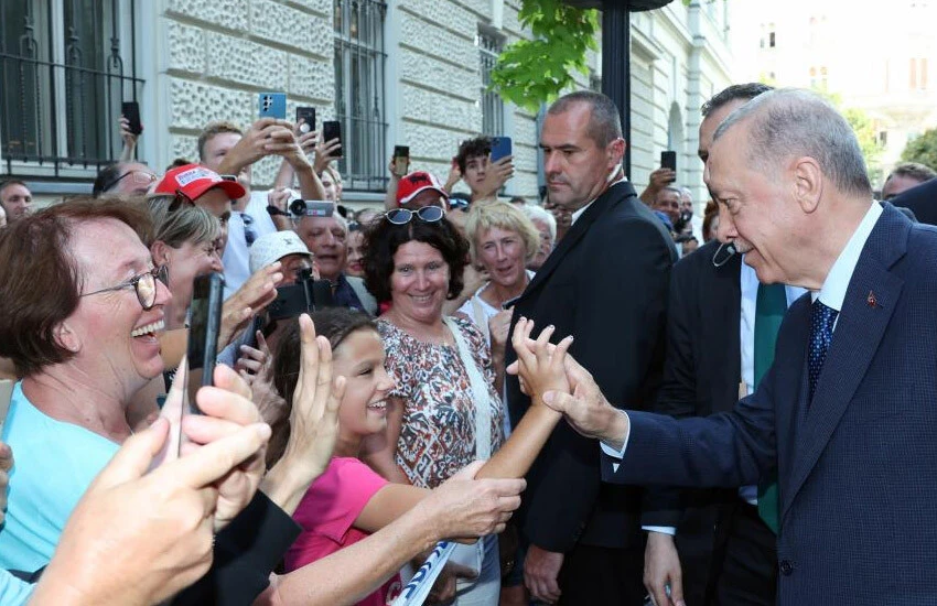  Cumhurbaşkanı Erdoğan, kendisine sevgi gösterisinde bulunan Macaristan vatandaşlarını selamladı