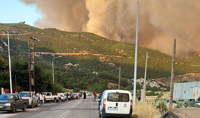 Alevler Türk köylerine sıçradı: Komşuda yangın söndürülemiyor