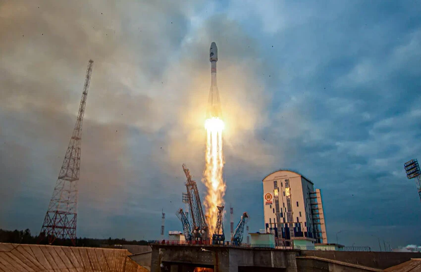 Rus uzay aracı Ay'ın yüzeyine çarptı! Parçalanan Luna-25’le iletişim kesildi