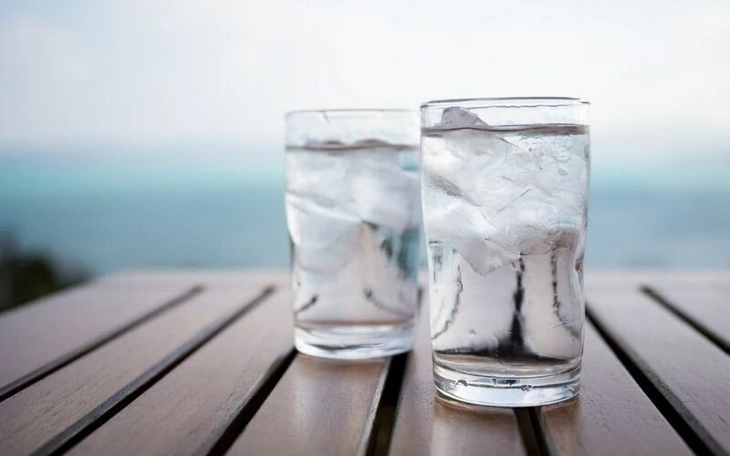 Sıcaklarda lıkır lıkır içilen soğuk su meğer vücudu yerle bir ediyormuş! İşte soğuk su içmenin bilinmeyen zararları…