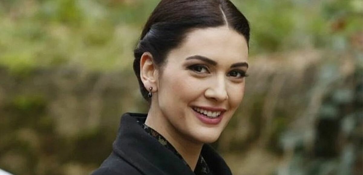 Bergüzar Korel yeni dizisi için sarışın oldu! Yeni imajı Esra Erol&#039;a benzetildi