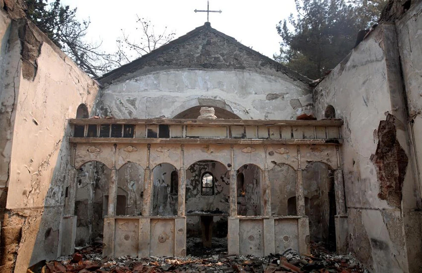 Yunanistan Dedeağaç'ta başlayan yangın nedeniyle 9 ev ve bir kilise tamamen yanarken, çok sayıda bina hasar gördü.