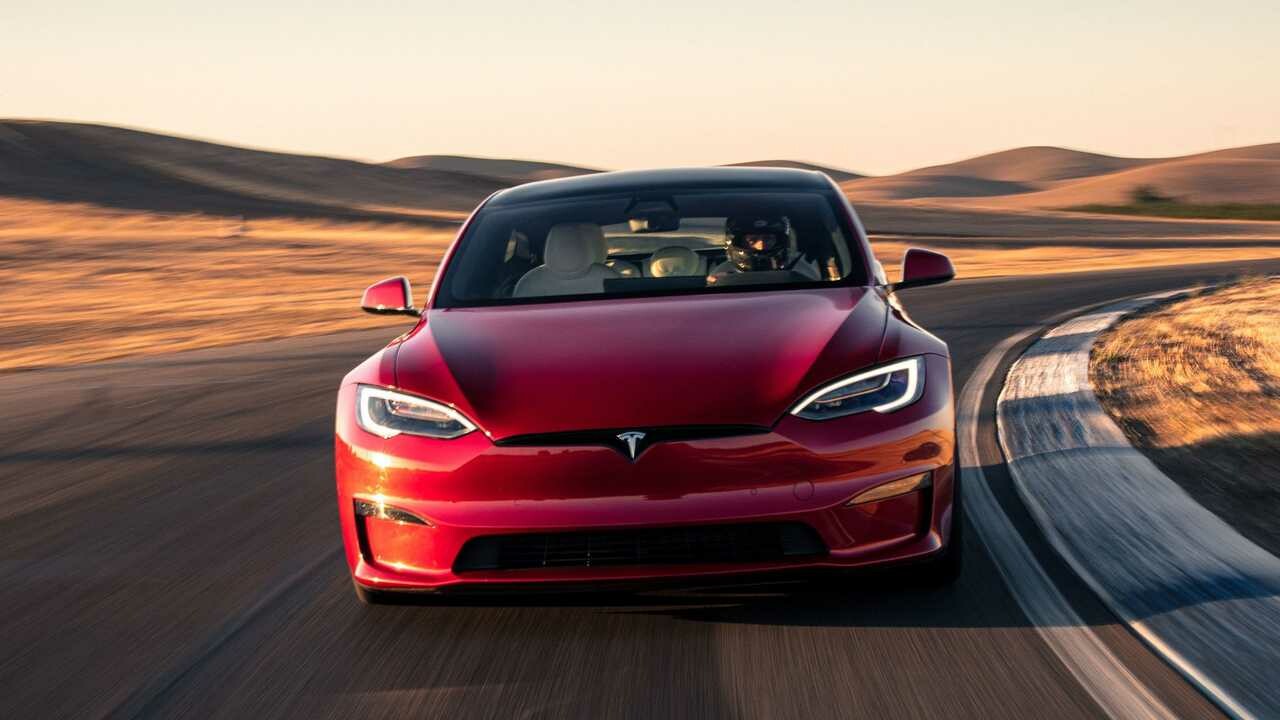 Tesla&#039;ya &#039;Siri&#039; dopingi: Araçlar sesle kontrol edilebilecek