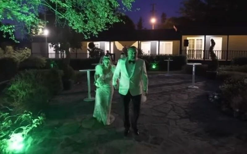 Volkan Konak, 31 yıl sonra düğün yaptı! Ayakkabıları nedeniyle yürüyemeyen eşi gündem oldu…