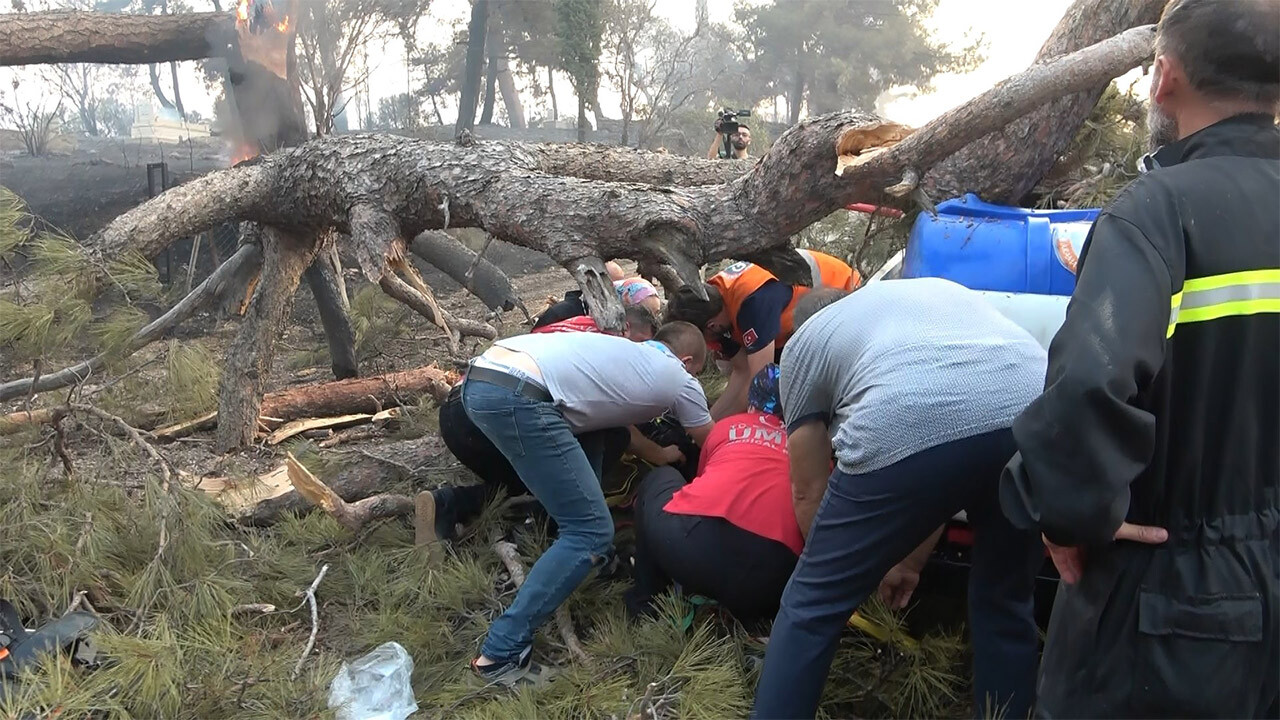 Çanakkale&#039;de yangına müdahale ederken üzerine ağaç devrildi