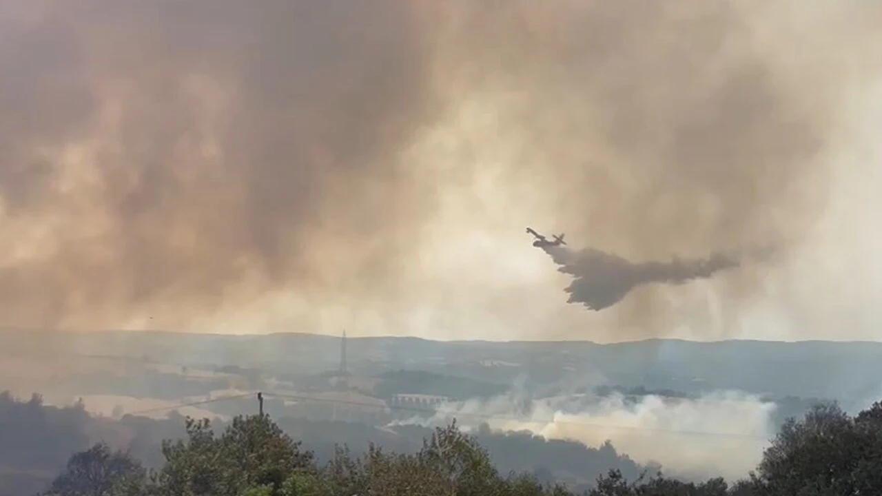 Çanakkale'de yürek burkan görüntü! Bir yanda yangın, bir yanda deniz keyfi...