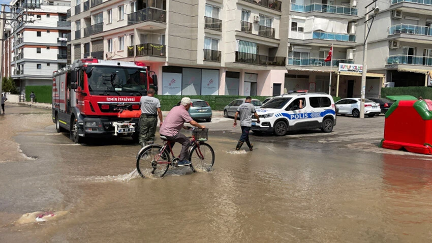 İzmir'de su borusu patladı: Sokaklar göle döndü, evleri su bastı