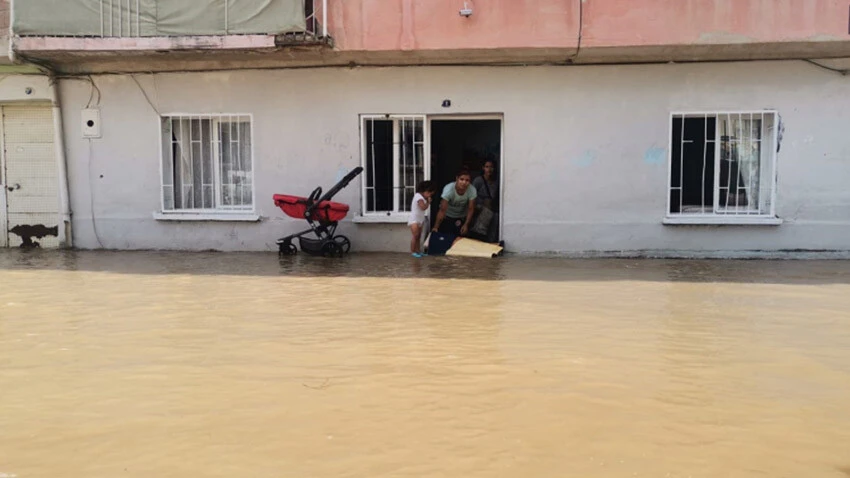 İzmir'de su borusu patladı: Sokaklar göle döndü, evleri su bastı