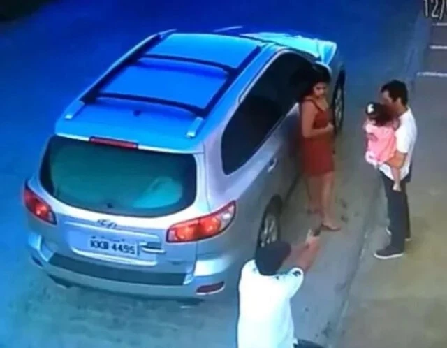 Silah çekilince kucağındaki kızını arkadaşına verip yere çömeldi! Korkunç anlar kamerada