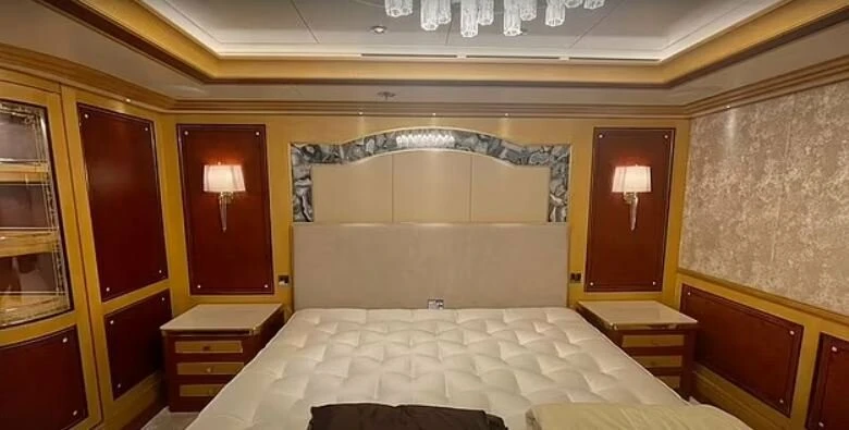 Yatak örtüsü bile yüz binlerce lira! Putin'in ultra lüks teknesinin fotoğrafları yayıldı