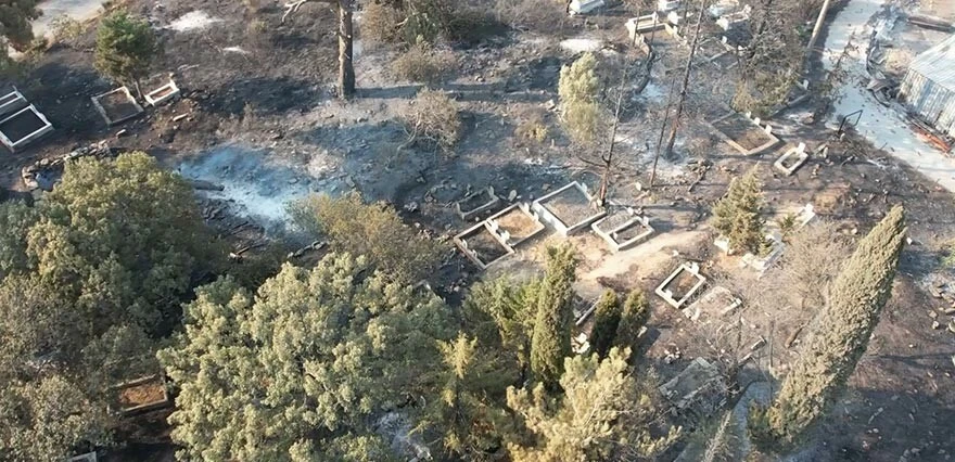 Mezarların son hali görenleri üzdü! Resmen yangında kül oldu...