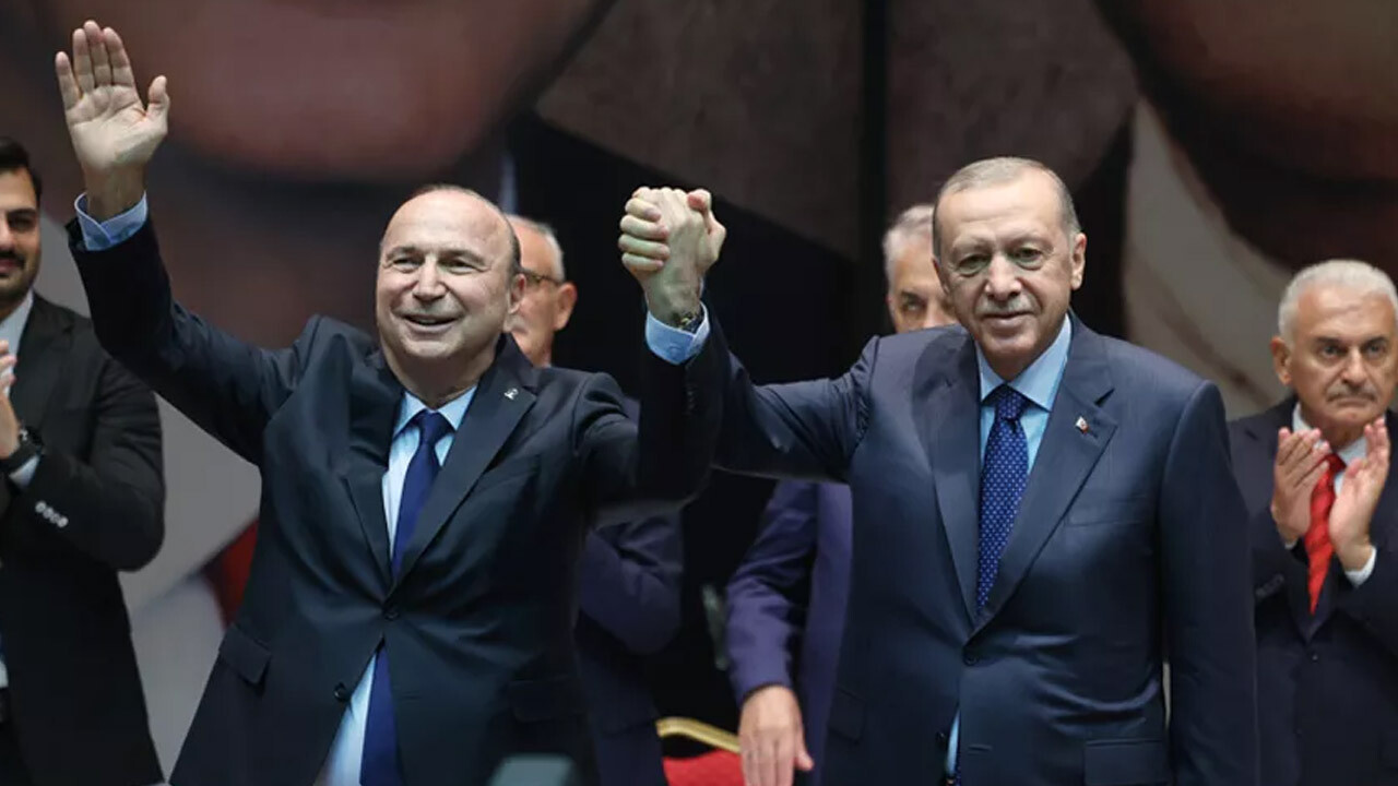 Eski bakan AK Parti&#039;ye katıldı! Rozetini Cumhurbaşkanı Erdoğan taktı  