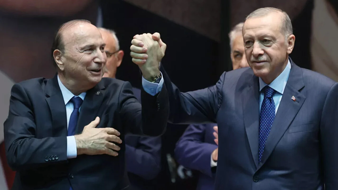 Eski bakan AK Parti'ye katıldı! Rozetini Cumhurbaşkanı Erdoğan taktı  