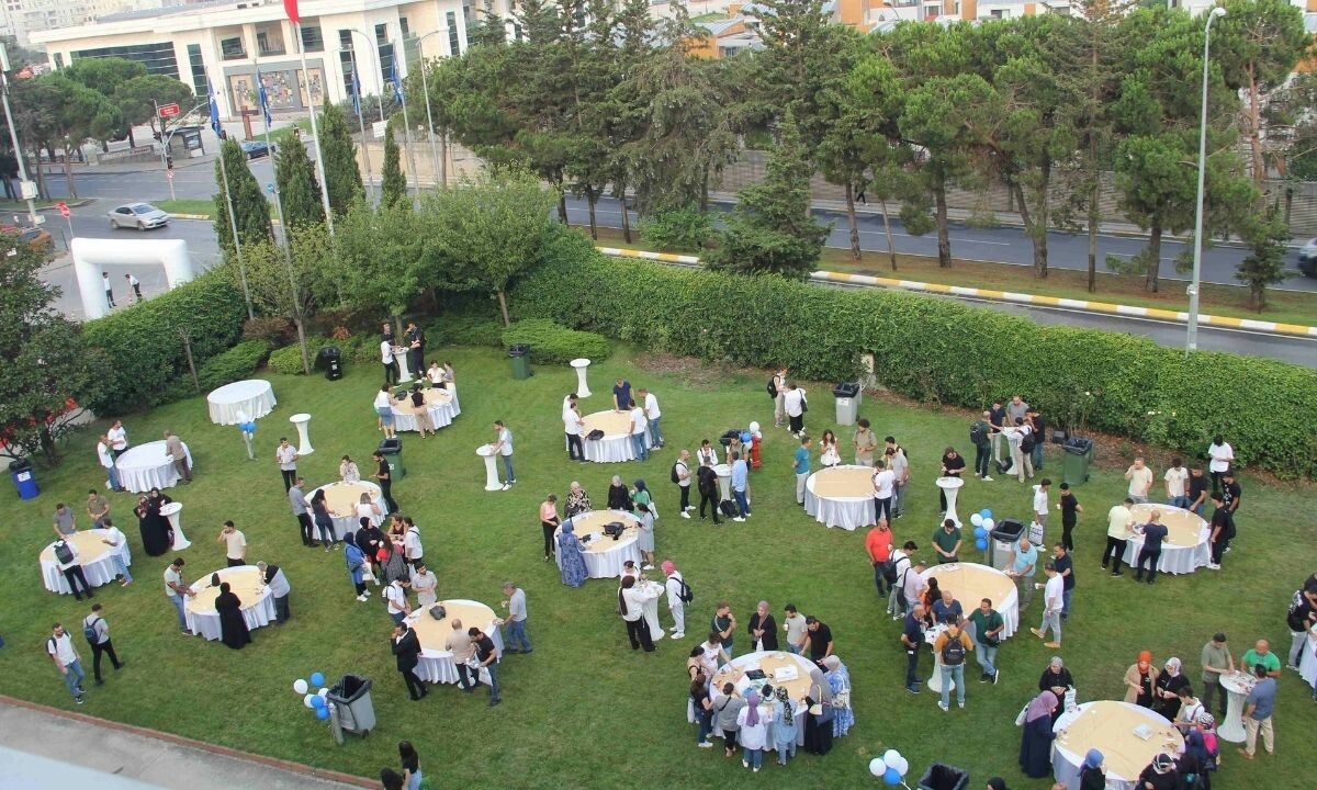 İşverenden “kırmızı halı” şovu! İzinden dönen çalışanlara sıra dışı karşılama yaptılar