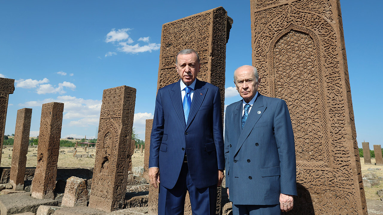 Cumhurbaşkanı Erdoğan ve Bahçeli Ahlat Selçuklu mezarlığını ziyaret etti