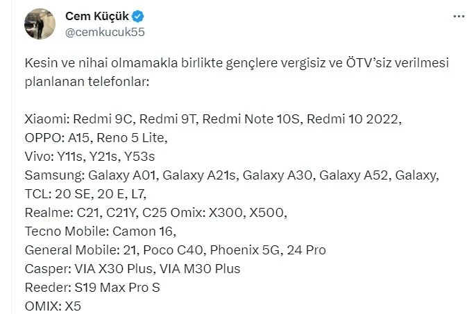 Öğrencilere verilmesi planlanan vergisiz telefon modellerini Cem Küçük açıkladı