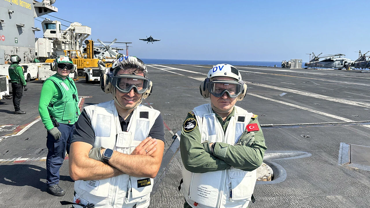 ABD'den Selçuk Bayraktar'a özel davet: Dünyanın en büyük uçak gemisini inceledi