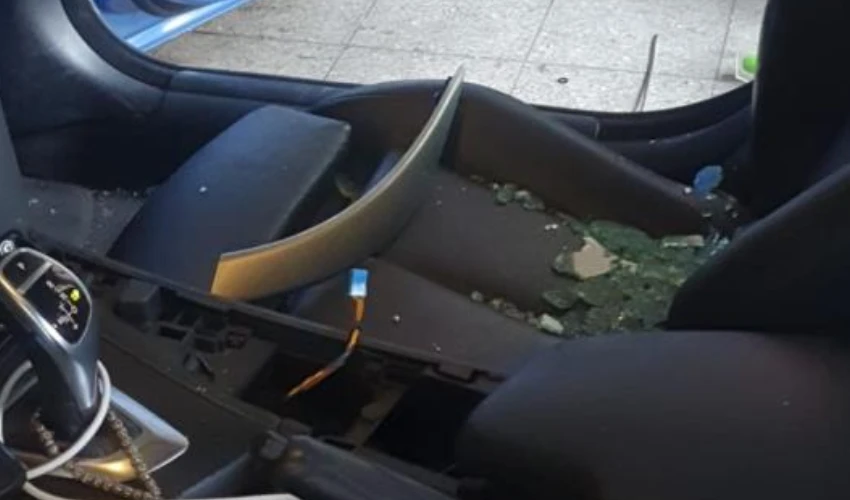 Vatandaşlara "bay bay" diyerek kaçan hırsız kameralara yansıdı