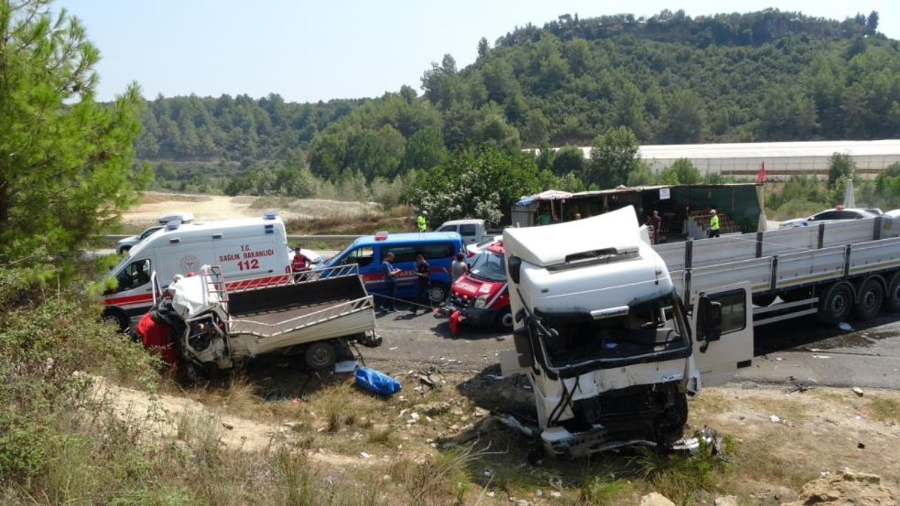 Antalya&#039;da feci kaza! Tır ile kamyonet kafa kafaya çarpıştı: 2 ölü