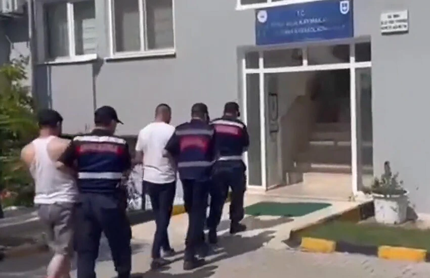 Göçmen kaçakçılığı operasyonunda 17 kişi tutuklanarak cezaevine gönderildi.