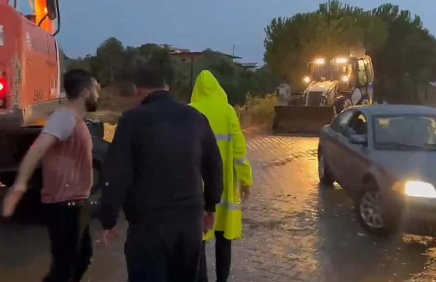 Sağanak yağışlar Aydın'ı felç etti: Dereler taştı, ev ve çiftlikleri su bastı
