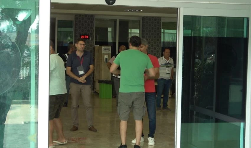 Bir sınav klasiği...Saniyelerle giriş saatini kaçıran öğrenci içeri alınmadı