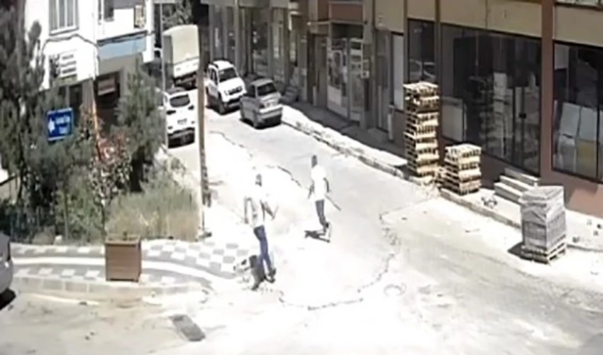 Küfürlü konuşan kişiyi uyardı: Sırtından bıçaklandı!