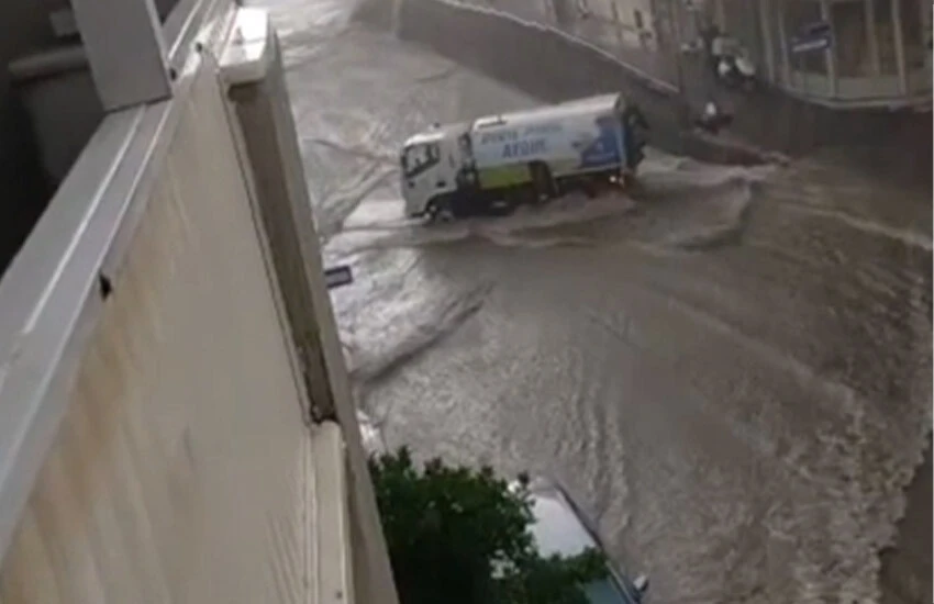 Sağanak yağışlar Aydın'ı felç etti: Dereler taştı, ev ve çiftlikleri su bastı