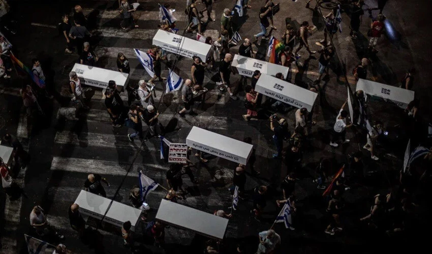İsrail'de 'yargı reformu' protestoları son sürat! Halk Filistinliler için sembolik tabutlarla sokağa çıktı