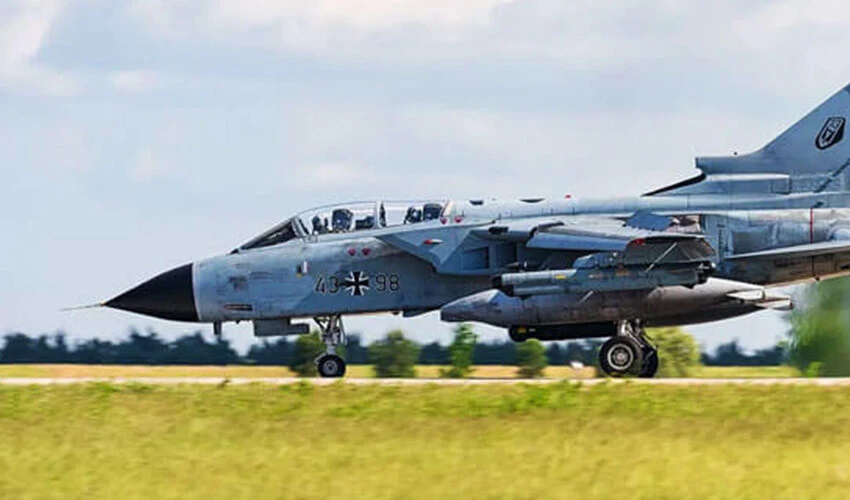 Suudi Arabistan'da savaş uçağı düştü