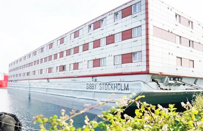 Yüzen hapishane tepki çekmişti