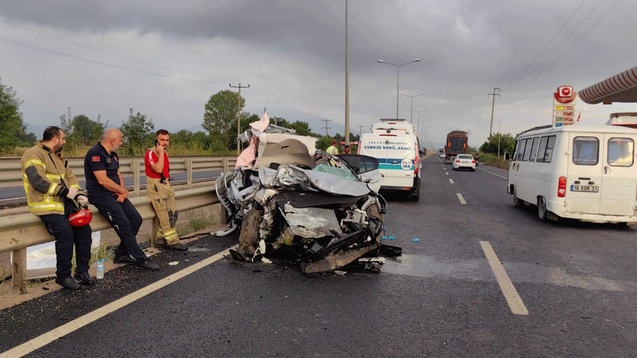 Tıra çarpan otomobil hurdaya döndü: 1 ölü, 3 yaralı