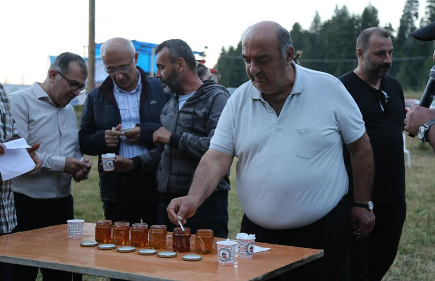 Bal ağası belli oldu! Hatila Bal Şenliği’de 1 kilo bal 55 bin liraya satıldı 
