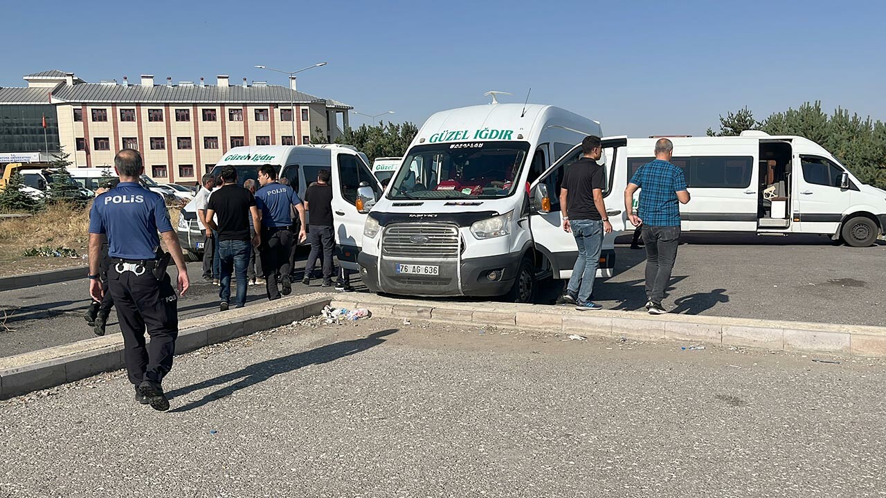 Erzurum&#039;da hastane önünde silahlı satırlı kavga! Çok sayıda gözaltı var