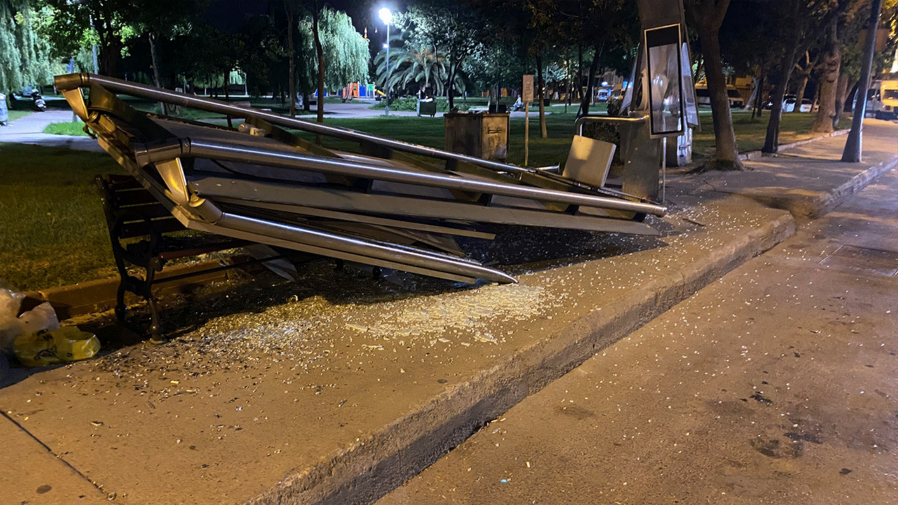 Beyoğlu'nda İETT kazası! Otobüs durağa daldı, şoför olay yerinden kaçtı