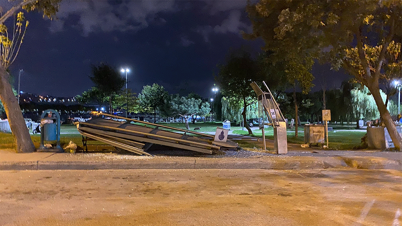 Beyoğlu'nda İETT kazası! Otobüs durağa daldı, şoför olay yerinden kaçtı