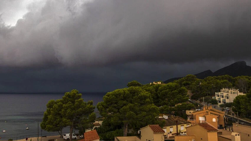 İspanya’da fırtına: Yolcu gemisi yük gemisine çarptı