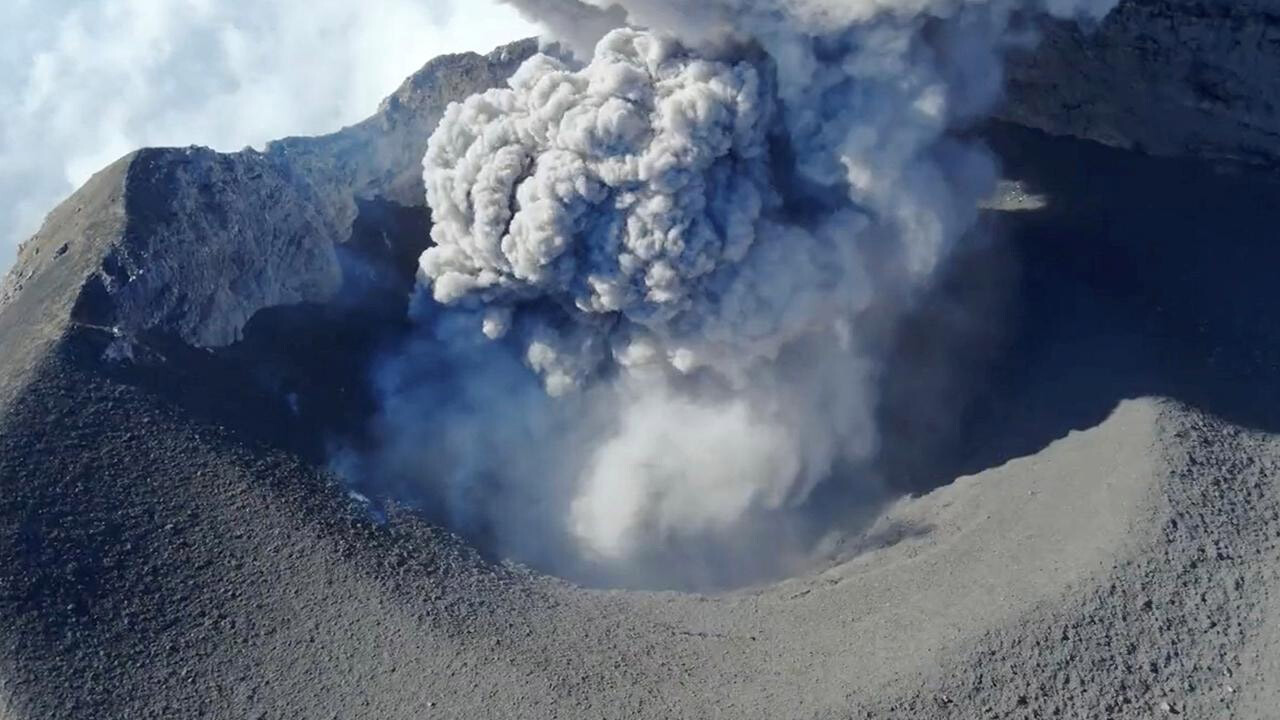 Meksika&#039;daki Popocatepetl yanardağında bir günde üç patlama