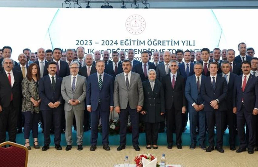 Milli Eğitim Bakanı Yusuf Tekin, öğrencilerin kendi illerindeki tarihi mekanları, gelenekleri daha iyi öğrenmeleri için müfredata şehirlerle ilgili başlıklar eklediklerini söyledi.