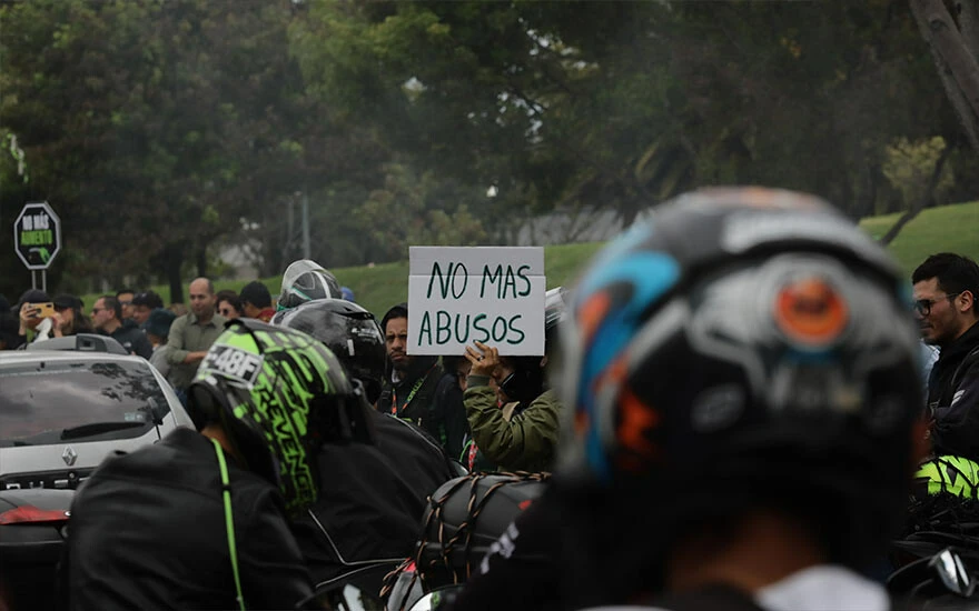 benzin fiyatları Kolombiya'da binlerce insan sokaklara çıktı! Artan <a href=