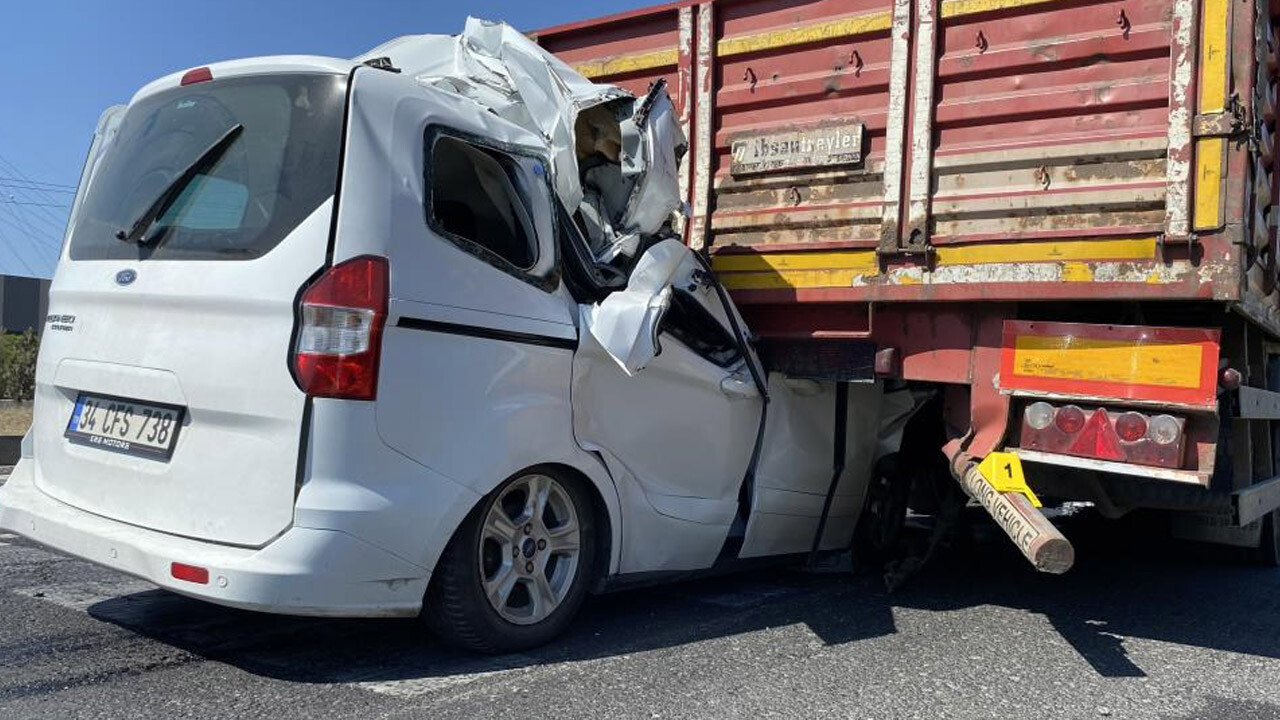 Tıra ok gibi sapladı! Feci kazanın ardından gözyaşlarına hakim olamadı: 1 ölü, 1 yaralı