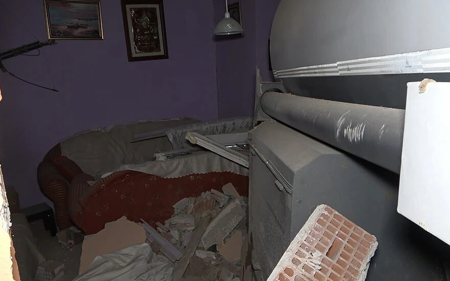 Faciaya ramak kala... Park ettiği akaryakıt tankeri evini yıktı