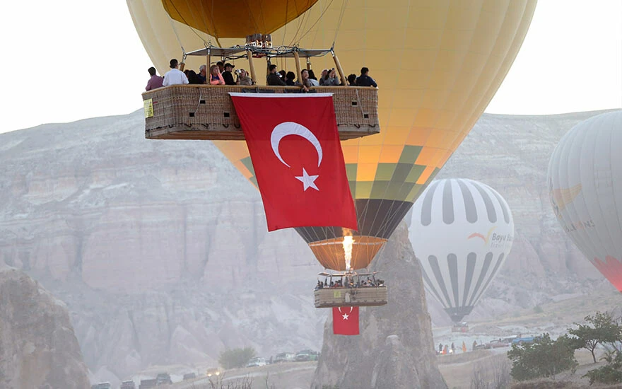 Kapadokya semalarında görsel şölen! Balonlar Türk bayraklarıyla süzüldü