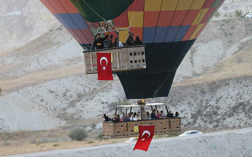 Kapadokya semalarında görsel şölen! Balonlar Türk bayraklarıyla süzüldü